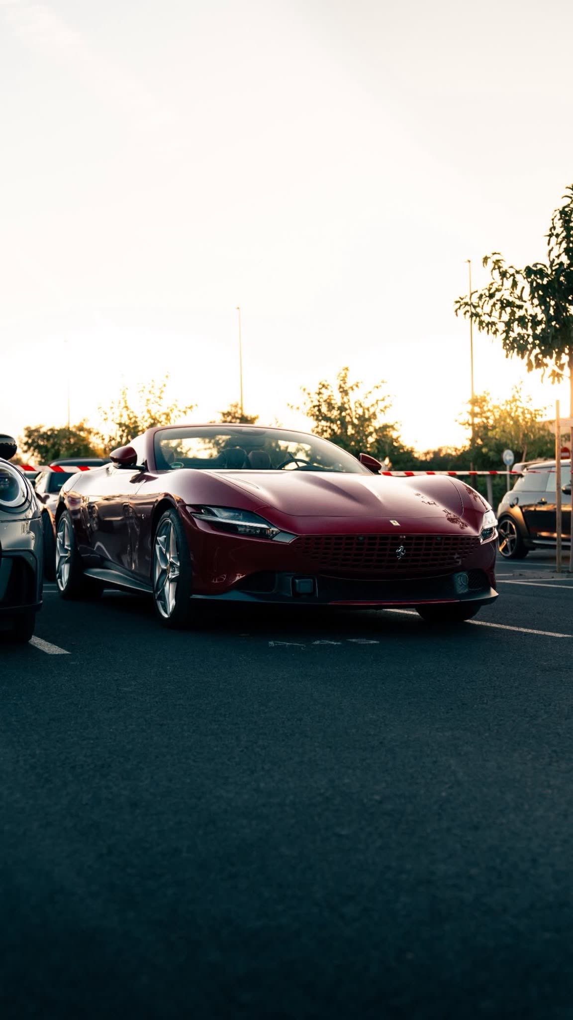 Ferrari Roma Spider in Bordeaux im Abendlicht