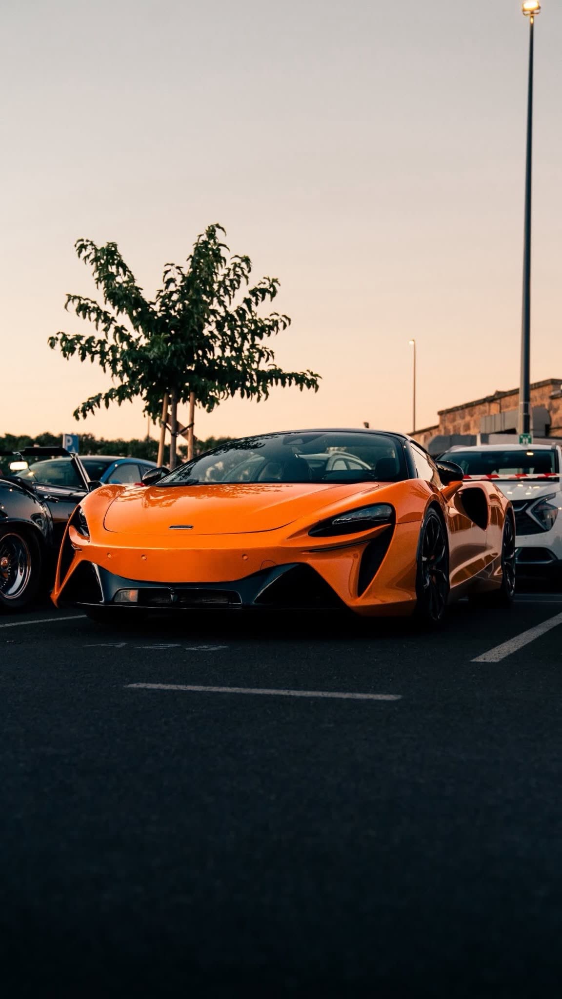 McLaren Artura in Orange im Sonnenuntergang