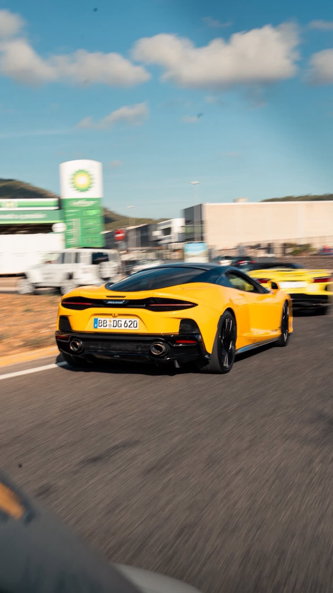 McLaren GT in Fahrt auf der Landstraße